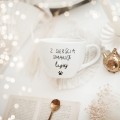 Biały kubek porcelanowy 500 ml - Z sierścią smakuje lepiej na dzień zwierząt dla miłośników psów i kotów Kubek porcelanowy ze złotym zdobieniem Z sierścią smakuje lepiej nadzwyczajnie.mom — widok z boku na białym tle