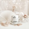 Zestaw 2 białych filiżanek porcelanowych 250 ml ze spodkami - motyw złotego serca dla nowożeńców na ślub Zbliżenie na złote zdobienie serca na białym filiżance porcelanowej filiżanek 250 ml ze spodkami - I żyli długo i