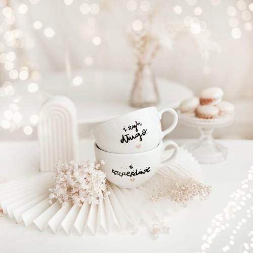 Zestaw 2 białych filiżanek porcelanowych 250 ml ze spodkami - motyw złotego serca dla nowożeńców na ślub