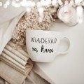 Biały Kubek Porcelanowy 1 litra - Napis Wiaderko na Kawę dla Kawoszy na Urodziny Biały kubek porcelanowy nadzwyczajnie.mom ze złotym zdobieniem i napisem Biały Kubek Porcelanowy 1 litra - Napis Wiaderko