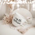 Biały kubek porcelanowy 1 litra - napis mój litr szczęścia na urodziny dla miłośników dużej kawy Zbliżenie na złote zdobienie na białym kubku porcelanowym Kubek 1 litr - Mój litr szczęścia nadzwyczajnie.mom