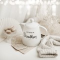 Biały dzbanek porcelanowy 1 litr - motyw złotego serca z napisem Kochanym dziadkom dla dziadków na Dzień Babci i Dziadka Zbliżenie na złote zdobienie serca na białym produkcie porcelanowym Dzbanek 1 litr - Kochanym dziadkom nadzwyczajnie.mom