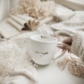 Biały kubek porcelanowy 300 ml - napis babciu dobrze, że jesteś w złotym nadruku dla babci na dzień babci Zbliżenie na złote zdobienie na białym kubku porcelanowym Babciu dobrze, że jesteś ZŁOTY NAPIS nadzwyczajnie.mom