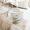 Biała filiżanka porcelanowa 250 ml ze spodkiem - motyw złotego serca z napisem mój złoty dziadek dla dziadka na Dzień Dziadka Filiżanka porcelanowa ze złotym sercem ze spodkiem - Mój złoty dziadek nadzwyczajnie.mom — widok z boku na białym tle