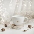 Biały kubek porcelanowy 500 ml - złote serce i napis zostaniesz dziadkiem na dnie na ogłoszenie ciąży dla przyszłego dziadka Kubek porcelanowy ze złotym sercem + Zostaniesz Dziadkiem NAPIS NA DNIE nadzwyczajnie.mom — widok z boku na białym tle