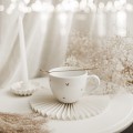 Biały kubek porcelanowy 500 ml - motyw złotych serduszek na walentynki dla niej Zbliżenie na złote zdobienie na białym kubku porcelanowym ZŁOTE SERDUSZKA nadzwyczajnie.mom