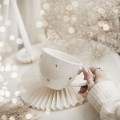 Biały kubek porcelanowy 500 ml - motyw złotych serduszek na walentynki dla niej Kubek porcelanowy ze złotym zdobieniem ZŁOTE SERDUSZKA nadzwyczajnie.mom — widok z boku na białym tle