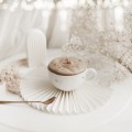 Biała filiżanka porcelanowa 250 ml ze spodkiem - Motyw złotych serduszek na walentynki dla niej Zbliżenie na złote zdobienie na białym filiżance porcelanowej ze spodkiem - ZŁOTE SERDUSZKA nadzwyczajnie.mom