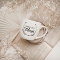 Biały kubek porcelanowy 300 ml - napis Pięknego dnia Tatusiu dla taty na Dzień Ojca Kubek porcelanowy ze złotym zdobieniem Pięknego dnia Tatusiu nadzwyczajnie.mom — widok z boku na białym tle