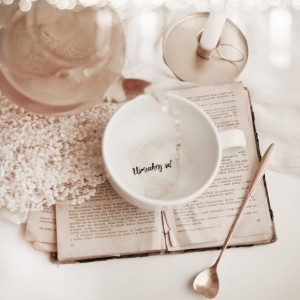 Biały kubek porcelanowy 500 ml - złote serce i napis uśmiechnij się na dnie na urodziny dla przyjaciółki