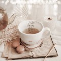 Biały kubek porcelanowy 500 ml - motyw trzech małych króliczków dla dziecka na Wielkanoc Kubek porcelanowy ze złotym zdobieniem Trzy małe króliczki nadzwyczajnie.mom — widok z boku na białym tle