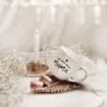 Biały kubek porcelanowy 300 ml - motyw złotej korony z napisem piękna, mądra, kochana mama dla mamy na Dzień Matki Zbliżenie na złote zdobienie na białym kubku porcelanowym Piękna, mądra, kochana Mama ZŁOTA KORONA nadzwyczajnie.mom