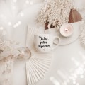 Biały kubek porcelanowy 300 ml - motyw złotego serca dla taty na dzień ojca Zbliżenie na złote zdobienie serca na białym kubku porcelanowym Tato jesteś najlepszy nadzwyczajnie.mom