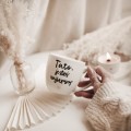 Biały kubek porcelanowy 300 ml - motyw złotego serca dla taty na dzień ojca Kubek porcelanowy ze złotym sercem Tato jesteś najlepszy nadzwyczajnie.mom — widok z boku na białym tle