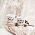 Zestaw 2 białych kubków porcelanowych 300 ml - motyw złotego serca z napisami Kocham Cię Mamo i Kocham Cię Tato dla rodziców na Dzień Matki i Ojca Zestaw porcelanowy ze złotym sercem kubków - Kocham Cię Mamo, Kocham Cię Tato nadzwyczajnie.mom — widok z boku na białym tle