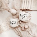 Zestaw 2 białych kubków porcelanowych 300 ml - motyw złotego serca z napisami Kocham Cię Mamo i Kocham Cię Tato dla rodziców na Dzień Matki i Ojca Zbliżenie na złote zdobienie serca na białym zestawie porcelanowym kubków - Kocham Cię Mamo, Kocham Cię Tato nadzwyczajnie.mom