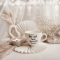 Biały kubek porcelanowy 500 ml - motyw złotego serca i napisu dom jest tam, gdzie jest mama dla mamy na Dzień Matki Kubek porcelanowy ze złotym sercem Dom jest tam, gdzie jest mama nadzwyczajnie.mom — widok z boku na białym tle