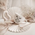 Biały kubek porcelanowy 500 ml - motyw złotego serca i napisu dom jest tam, gdzie jest mama dla mamy na Dzień Matki Eleganckie opakowanie prezentowe kubka porcelanowego ze złotym sercem nadzwyczajnie.mom — Dom jest tam, gdzie jest mama