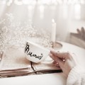 Biała filiżanka porcelanowa 250 ml ze spodkiem - motyw złotego serca z napisem Mamuś dla mamy na Dzień Matki Zbliżenie na złote zdobienie serca na białym filiżance porcelanowej ze spodkiem - Mamuś nadzwyczajnie.mom