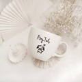 Biały kubek porcelanowy 1 litra - motyw tulących się psów dla miłośnika psów na urodziny Biały kubek porcelanowy nadzwyczajnie.mom ze złotym zdobieniem i napisem Kubek 1 litr - Psy Tul