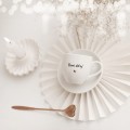 Biała filiżanka porcelanowa do espresso ze spodkiem 100 ml - napis Dzień dobry ze złotym sercem dla miłośnika kawy na urodziny Zbliżenie na złote zdobienie serca na białym filiżance porcelanowej espresso ze spodkiem - Dzień dobry! nadzwyczajnie.mom