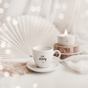 Biała filiżanka porcelanowa do espresso ze spodkiem 100 ml - napis Łyk mocy ze złotym sercem dla miłośnika kawy na urodziny