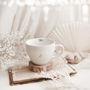 Biały kubek porcelanowy 500 ml - napis tato na dnie dobrze, że jesteś z motywem złotego serca na dzień ojca dla taty
