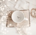 Biały kubek porcelanowy 500 ml - napis tato na dnie dobrze, że jesteś z motywem złotego serca na dzień ojca dla taty Kubek porcelanowy ze złotym sercem Tato NA DNIE Dobrze, że jesteś nadzwyczajnie.mom — widok z boku na białym tle