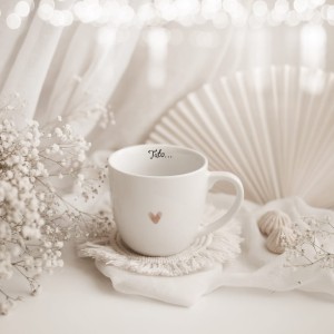 Biały kubek porcelanowy 300 ml - Motyw złotego serca z napisem dobrze, że jesteś tato i napisem na dnie na dzień ojca dla taty