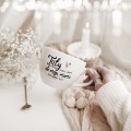 Biały kubek porcelanowy 500 ml - zabawny napis o tacie ze złotym sercem dla taty na dzień ojca Zbliżenie na złote zdobienie serca na białym kubku porcelanowym Taty nie można wybrać samemu, ale moja mama ma dobry gust