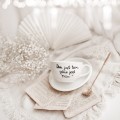 Filiżanka 250 ml ze spodkiem - Dom jest tam, gdzie jest tata ZŁOTE SERCE Zbliżenie na złote zdobienie serca na białym filiżance porcelanowej ze spodkiem - Dom jest tam, gdzie jest tata