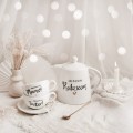 Zestaw białego dzbanka porcelanowego 1 litra i 2 filiżanek porcelanowych 250 ml ze spodkami - motyw złotego serca dla rodziców na Dzień Rodziców Biały filiżanka porcelanowa nadzwyczajnie.mom ze złotym sercem i napisem Dzbanek 1 litr kochanym rodzicom filiżanki 250 ml