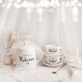 Zestaw białego dzbanka porcelanowego 1 litra i 2 filiżanek porcelanowych 250 ml ze spodkami - motyw złotego serca dla rodziców na Dzień Rodziców Zbliżenie na złote zdobienie serca na białym filiżance porcelanowej Dzbanek 1 litr kochanym rodzicom filiżanki 250 ml ze