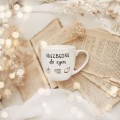 Kubek 300 ml - Niezbędne do życia... Personalizowane PIKTOGRAMY Zbliżenie na złote zdobienie na białym kubku porcelanowym Niezbędne do życia... Personalizowane PIKTOGRAMY nadzwyczajnie.mom