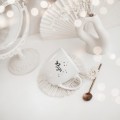 Biały kubek porcelanowy z personalizacją 300 ml - motyw trzech małych króliczków z nadrukiem imienia dla dziecka na każdą okazję Kubek porcelanowy ze złotym zdobieniem Trzy małe króliczki + Imię nadzwyczajnie.mom — widok z boku na białym tle