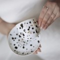 Biała filiżanka porcelanowa 200 ml ze spodkiem z cienkim rantem - ręcznie malowany motyw czarnych kropek zdobiony złotem dla niej na urodziny Zbliżenie na złote zdobienie na białym filiżance porcelanowej Ręcznie malowana ze spodkiem z CIENKIM RANTEM - Czarne