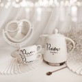 Zestaw 5 białych naczyń porcelanowych z personalizacją 1 litra i 250 ml - nadruk pan i pani z nazwiskiem i złote serce na każdą okazję dla pary Zbliżenie na złote zdobienie serca na białym filiżance porcelanowej Państwo : Dzbanek 1 litr Państwo filiżanki 250 ml ze