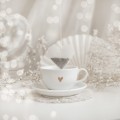 Czarna herbata english breakfast 1 szt - motyw złotego serduszka na walentynki dla drugiej połówki Produkt porcelanowy ze złotym zdobieniem Herbata English Breakfast - Złote serduszko 1 szt nadzwyczajnie.mom — widok z