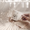 Biały kubek porcelanowy 300 ml - motyw złotych serc z napisem czas dla siebie dla niej na urodziny Kubek porcelanowy ze złotym zdobieniem Czas dla siebie ZŁOTE SERCA nadzwyczajnie.mom — widok z boku na białym tle