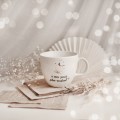 Biały kubek porcelanowy 1 litra - napis A może jeszcze jeden rozdział dla miłośnika książek na urodziny Zbliżenie na złote zdobienie na białym kubku porcelanowym Kubek 1 litr - A może jeszcze jeden rozdział? nadzwyczajnie.mom