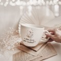Biały kubek porcelanowy 1 litra - napis A może jeszcze jeden rozdział dla miłośnika książek na urodziny Kubek porcelanowy ze złotym zdobieniem Kubek 1 litr - A może jeszcze jeden rozdział? nadzwyczajnie.mom — widok z boku na