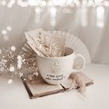 Biały kubek porcelanowy 1 litra - napis A może jeszcze jeden rozdział dla miłośnika książek na urodziny Biały kubek porcelanowy nadzwyczajnie.mom ze złotym zdobieniem i napisem Kubek 1 litr - A może jeszcze jeden rozdział?