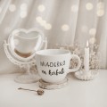 Biały Kubek Porcelanowy 1 litra - Motyw Wiaderka na Herbatę dla Miłośników Herbaty na Dzień Herbaty Zbliżenie na złote zdobienie na białym kubku porcelanowym Biały Kubek Porcelanowy 1 litra - Motyw Wiaderka na Herbatę dla