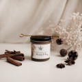 Naturalny miód 200 g - Dodatek kardamonu do kawy na święta dla miłośników kawy Produkt porcelanowy ze złotym zdobieniem Miód do kawy z kardamonem - 200 g nadzwyczajnie.mom — widok z boku na białym tle