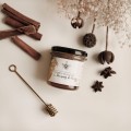 Naturalny miód 200 g - Dodatek kardamonu do kawy na święta dla miłośników kawy Zbliżenie na złote zdobienie na białym produkcie porcelanowym Miód do kawy z kardamonem - 200 g nadzwyczajnie.mom