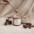 Naturalny miód 200 g - Dodatek kardamonu do kawy na święta dla miłośników kawy Biały produkt porcelanowy nadzwyczajnie.mom ze złotym zdobieniem i napisem Miód do kawy z kardamonem - 200 g