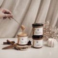 Naturalny miód 200 g - Dodatek kardamonu do kawy na święta dla miłośników kawy Eleganckie opakowanie prezentowe produktu porcelanowego ze złotym zdobieniem nadzwyczajnie.mom — Miód do kawy z kardamonem