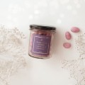 Migdały w białej czekoladzie z pudrem malinowym 200 g - słodki prezent dla łasucha na urodziny Zbliżenie na złote zdobienie na białym produkcie porcelanowym Migdały w białej czekoladzie z pudrem malinowym - 200 g