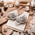 Zestaw 2 białych kubków porcelanowych 500 ml - napisy Mamo jesteś wyjątkowa i Tato jesteś najlepszy ze złotym sercem dla rodziców na rocznicę ślubu Eleganckie opakowanie prezentowe zestawu porcelanowego ze złotym sercem nadzwyczajnie.mom — kubków 500 ml - Mamo jesteś
