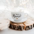 Filiżanka 250 ml ze spodkiem - Kocham cię mamo ZŁOTE SERCE Filiżanka porcelanowa ze złotym sercem ze spodkiem - Kocham cię mamo nadzwyczajnie.mom — widok z boku na białym tle